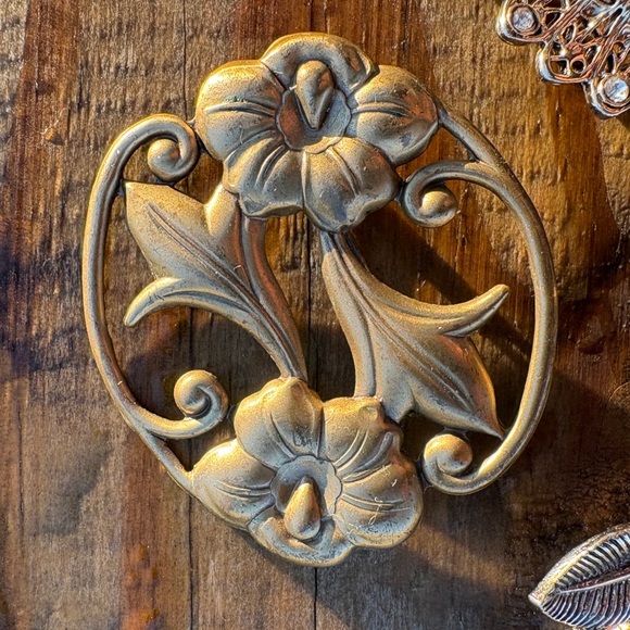 Vintage Brooch Bundle – Floral & Leaf Designs – Set of 3 - Picture 4 of 5